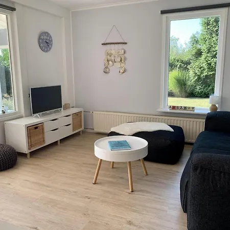 Vakantiehuis Coastal Hideaway With Garden